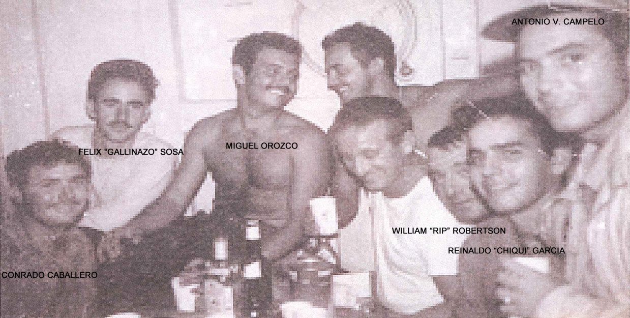 grupo celebrando ataque Texaco